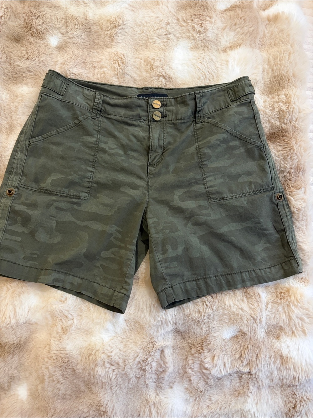 Sanctuary women’s camo shorts size 28 with roll up legs